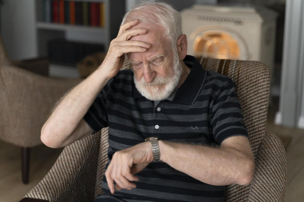 Homem idoso enfrentando doença de alzheimer